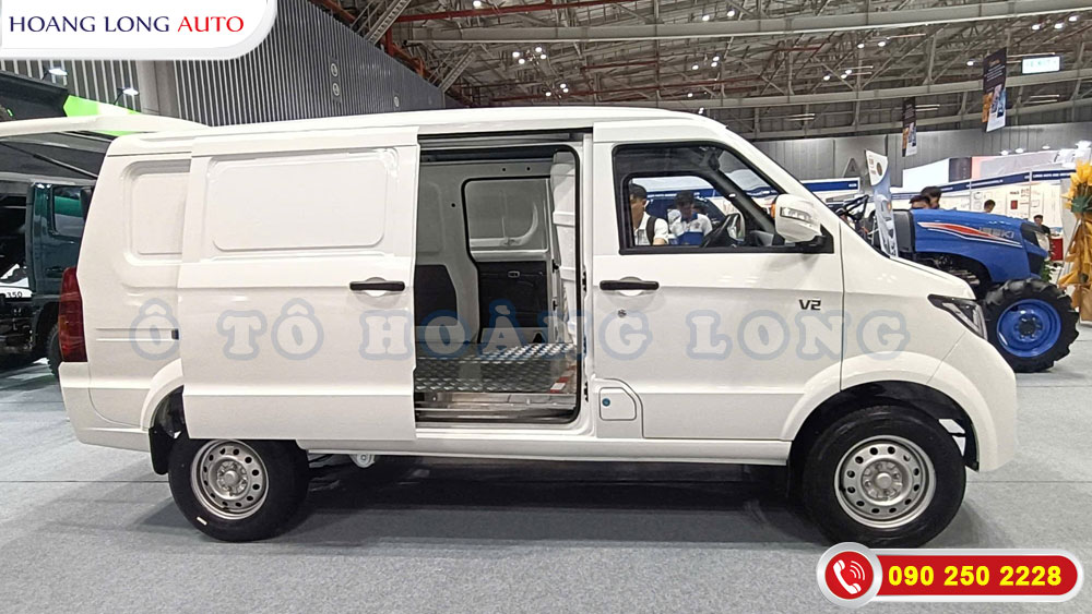 Mẫu xe tải van cho thuê thực tế tại showroom